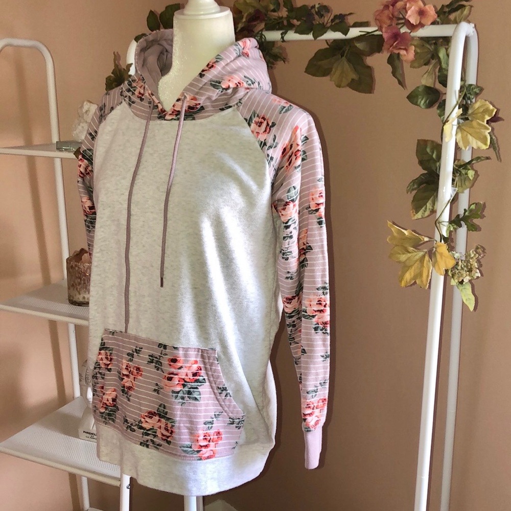 ✨3 FOR $25✨ Zumiez | Gray Floral Hoodie